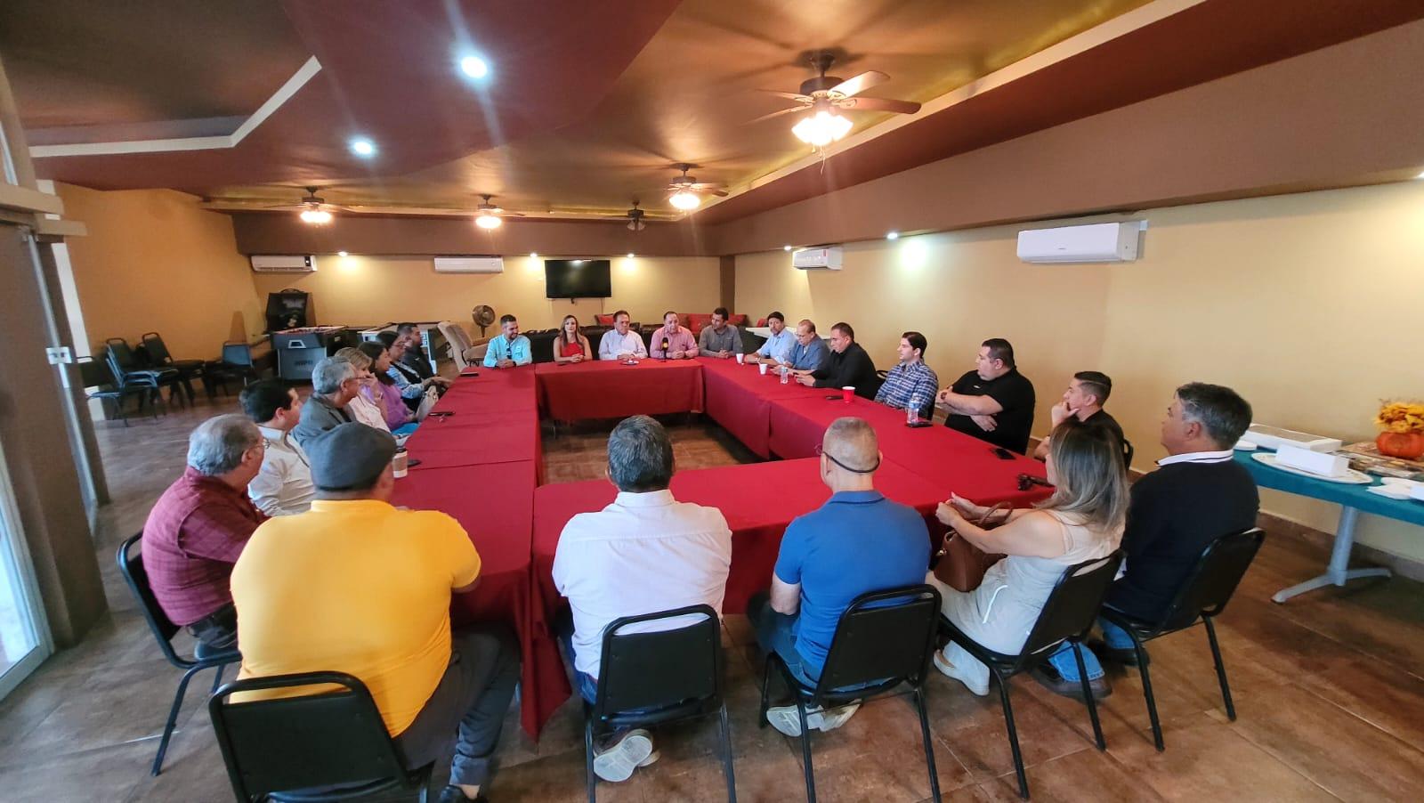 Se reúne Fiscal con los comerciantes