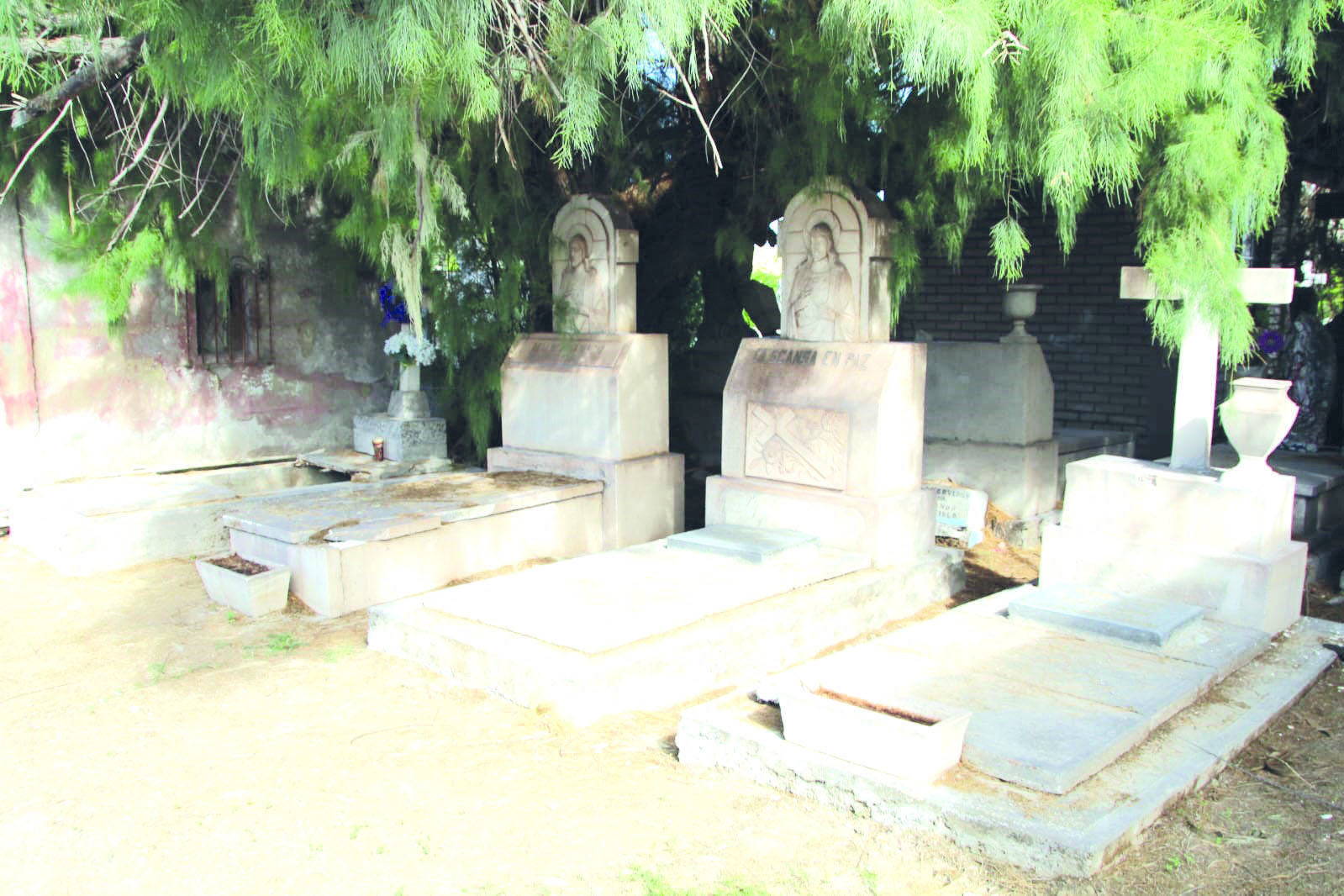 Recuperan 35 cruces de metal en panteón