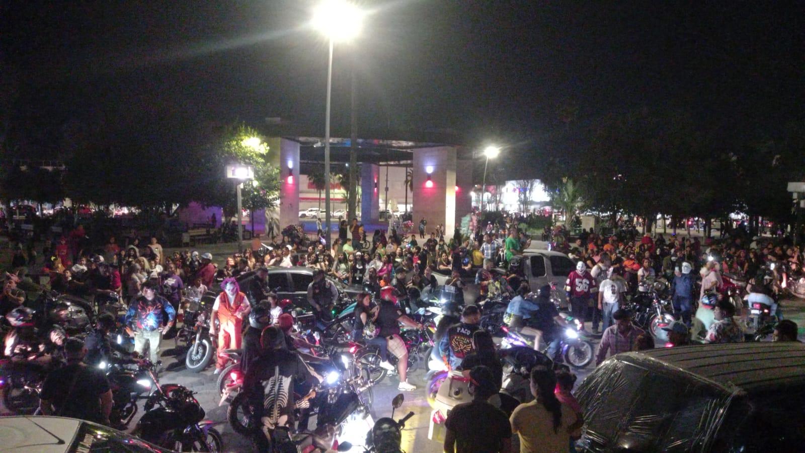 Abarrotan la plaza en noche de Halloween