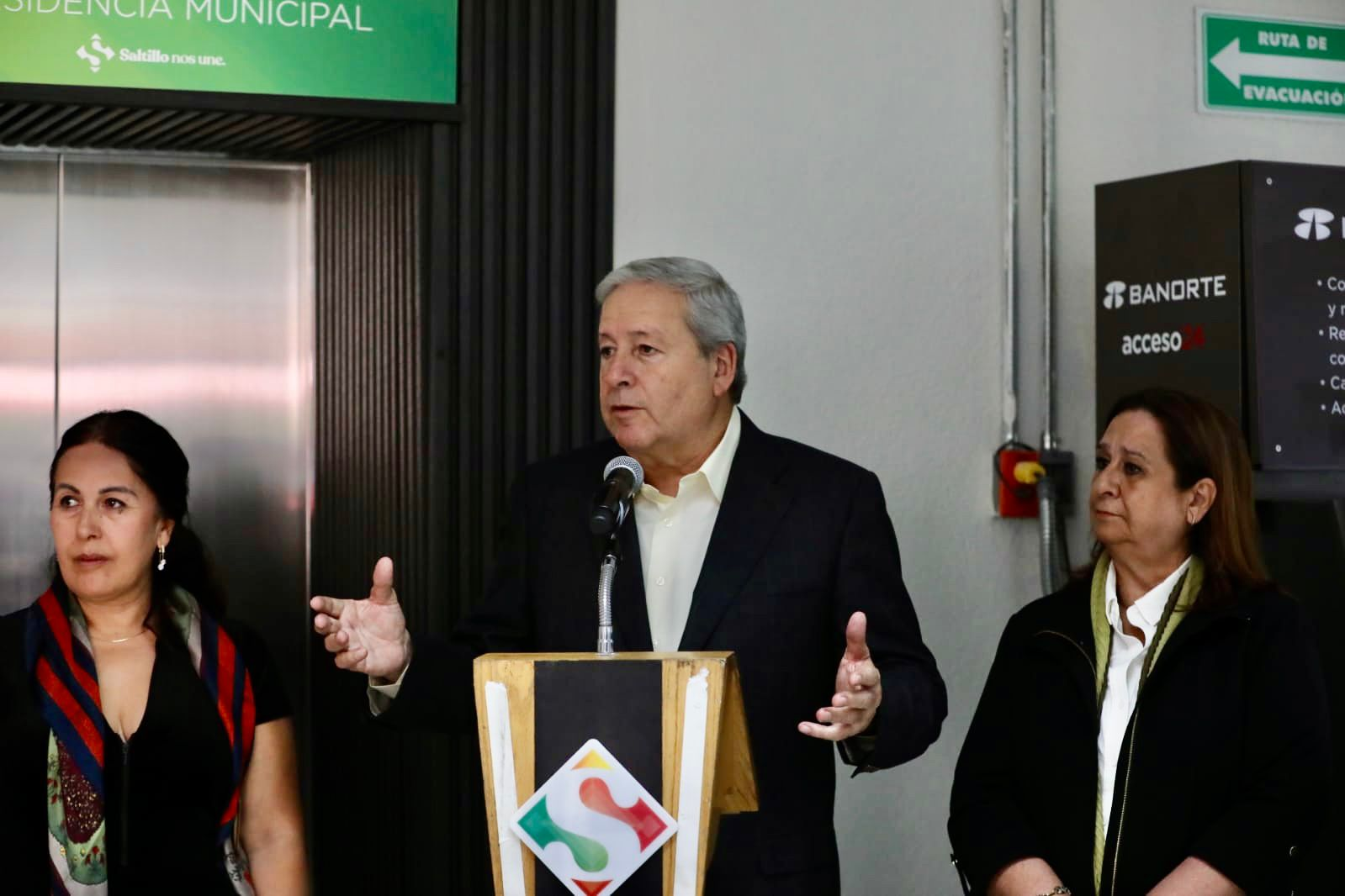 Reinaugura Chema Fraustro elevador en la Presidencia Municipal
