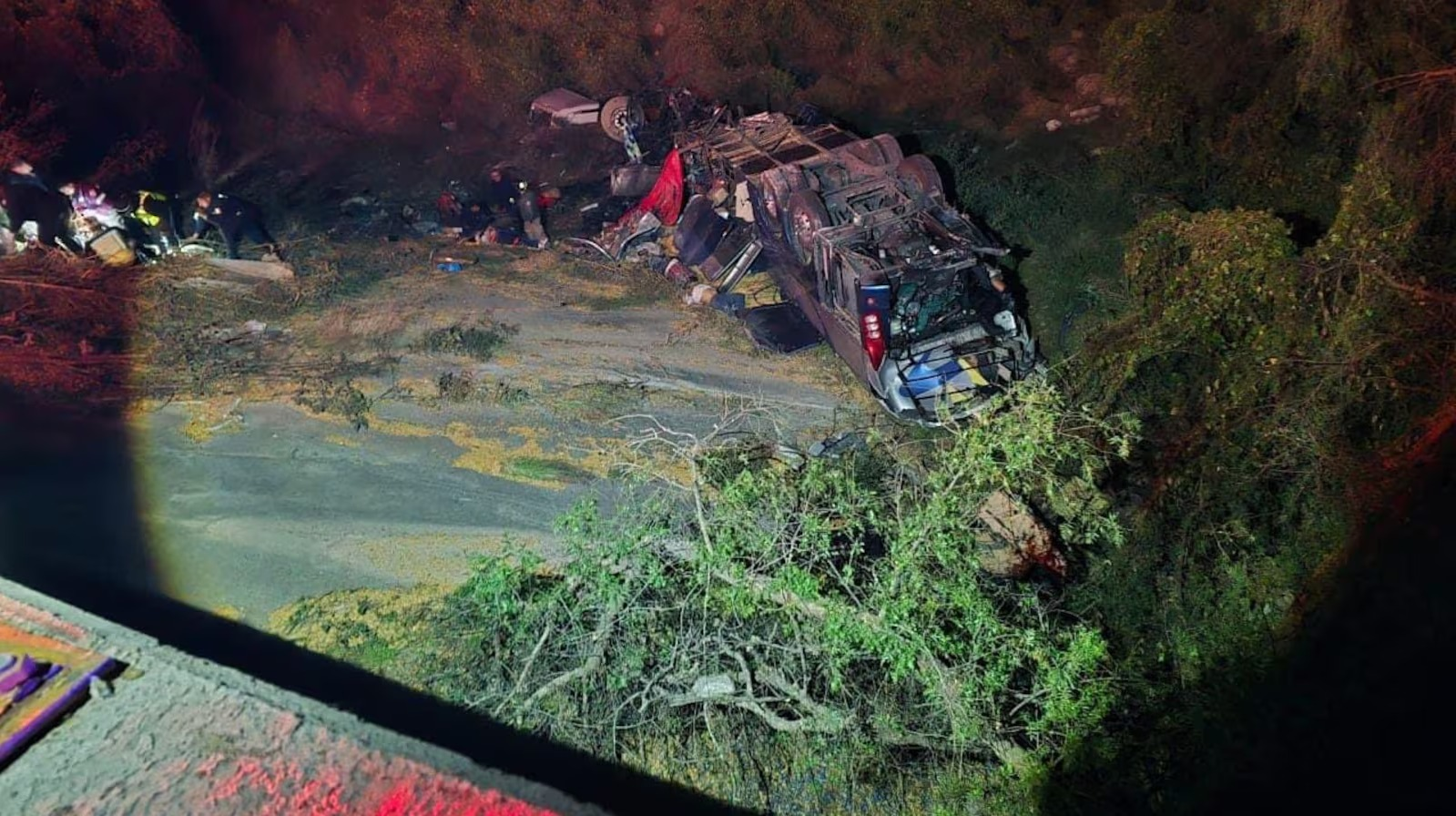 Camión de pasajeros cae a barranco y mueren 24 personas en la autopista Zacatecas- Auguascalientes