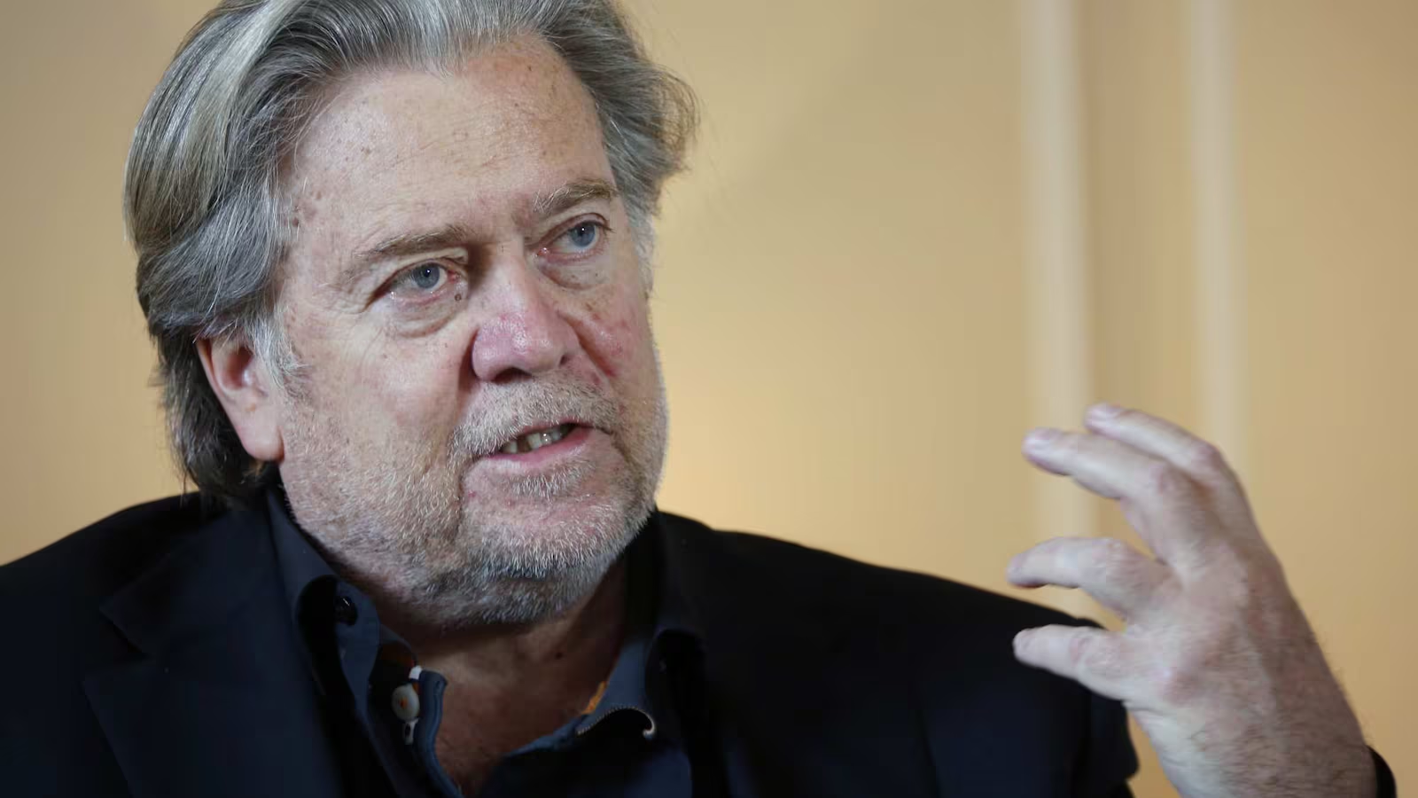 Steve Bannon, asesor que llevó a Trump a la Presidencia, sale de prisión previo a elecciones en EU