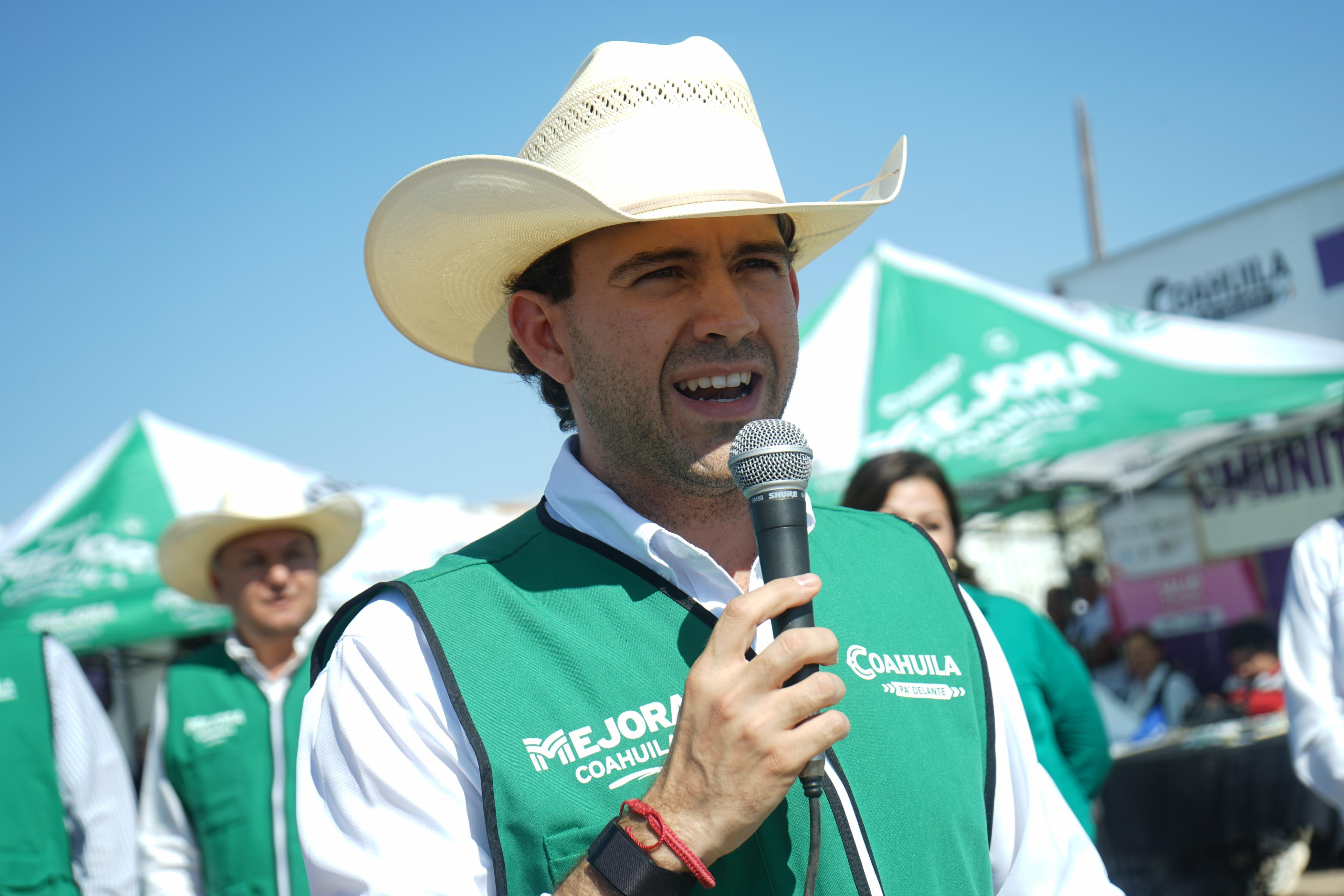ACERCA GOBERNADOR MANOLO JIMÉNEZ A TRAVÉS DE MEJORA COAHUILA SERVICIOS A LAS COMUNIDADES MÁS LEJANAS