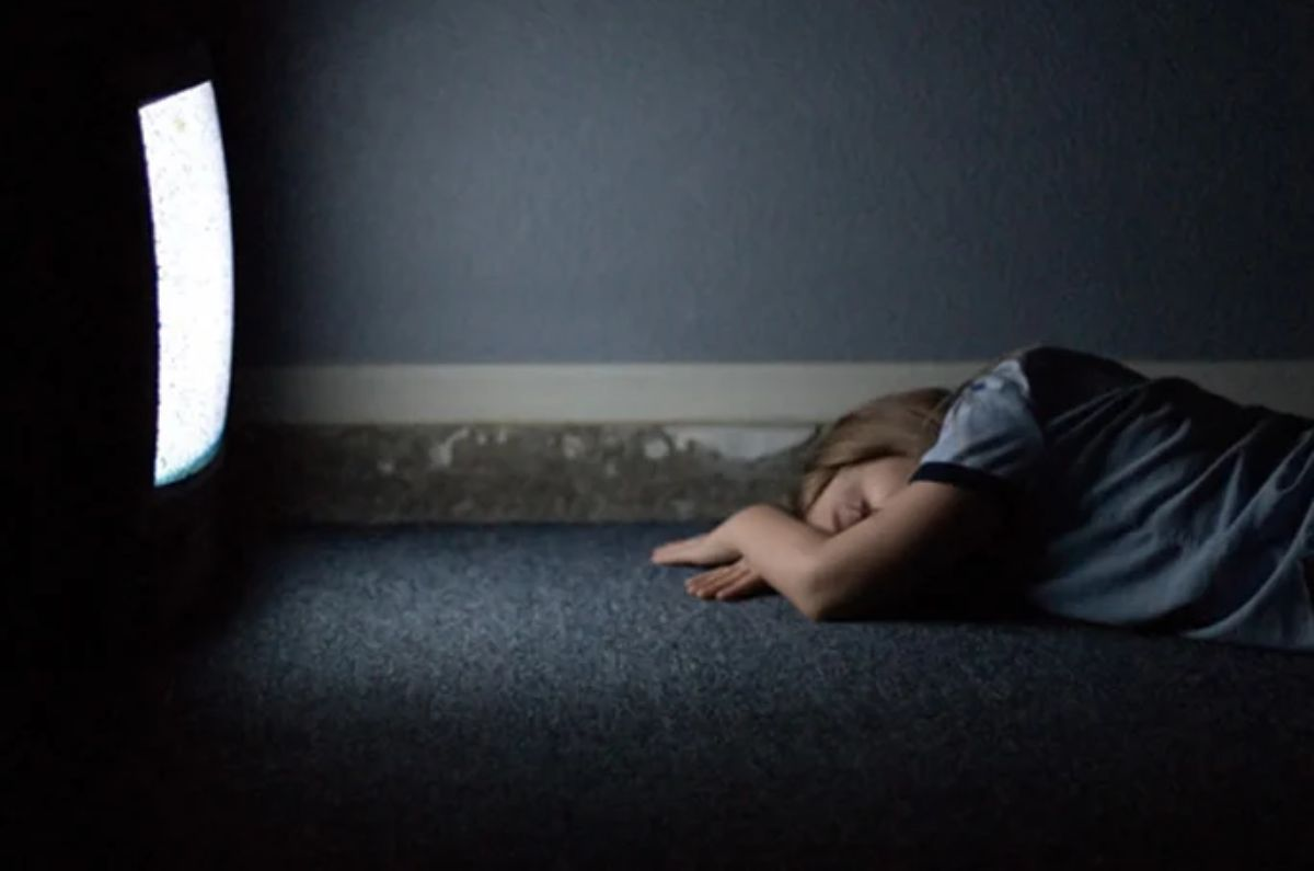 Esta es la preocupante razón por la que NO debes dormir con la tv encendida
