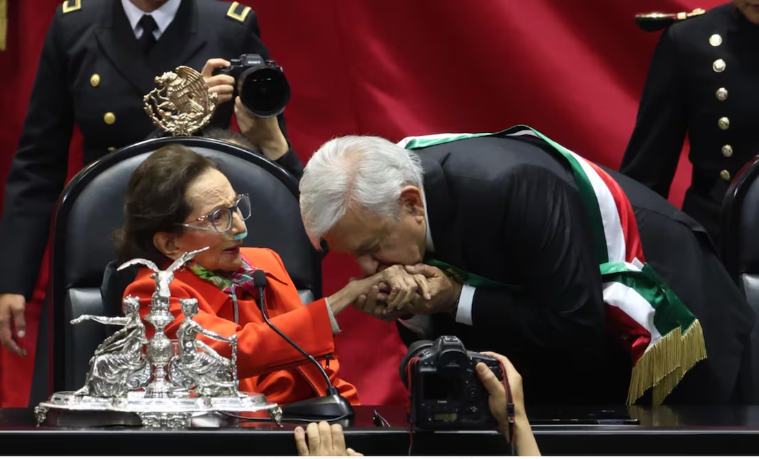 AMLO besa la mano y frente de Ifigenia Martínez en toma de posesión de Claudia Sheinbaum