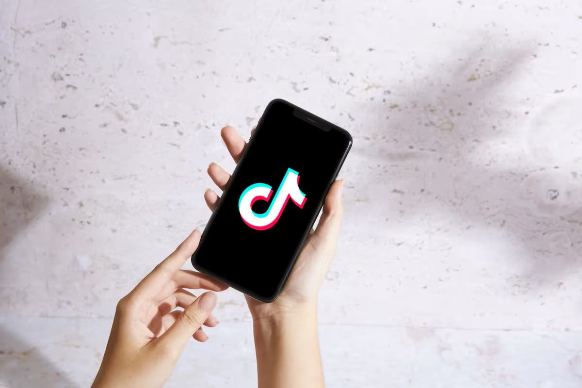 TikTok despide a cientos de empleados en un cambio hacia la inteligencia artificial