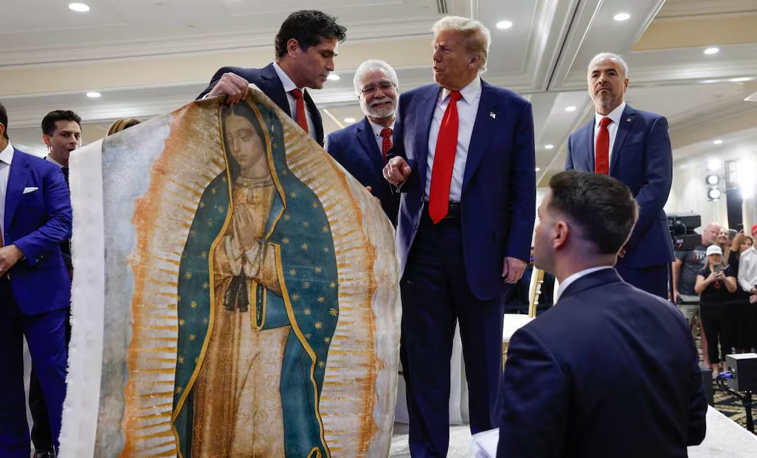 Eduardo Verástegui regala estandarte de Virgen de Guadalupe a Trump; pide a latinos votar por el republicano
