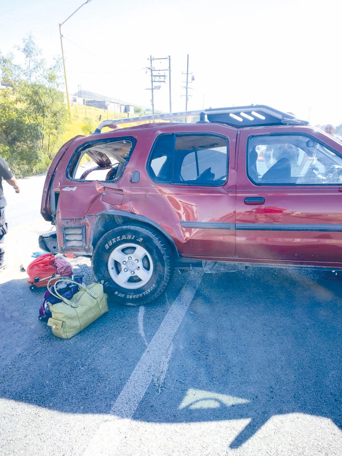 Chocan monclovenses contra camión en la 53