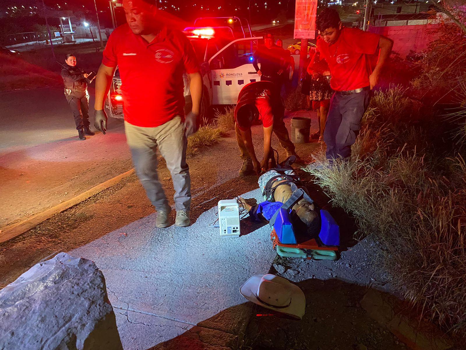 Encuentran a hombre desmayado a golpes
