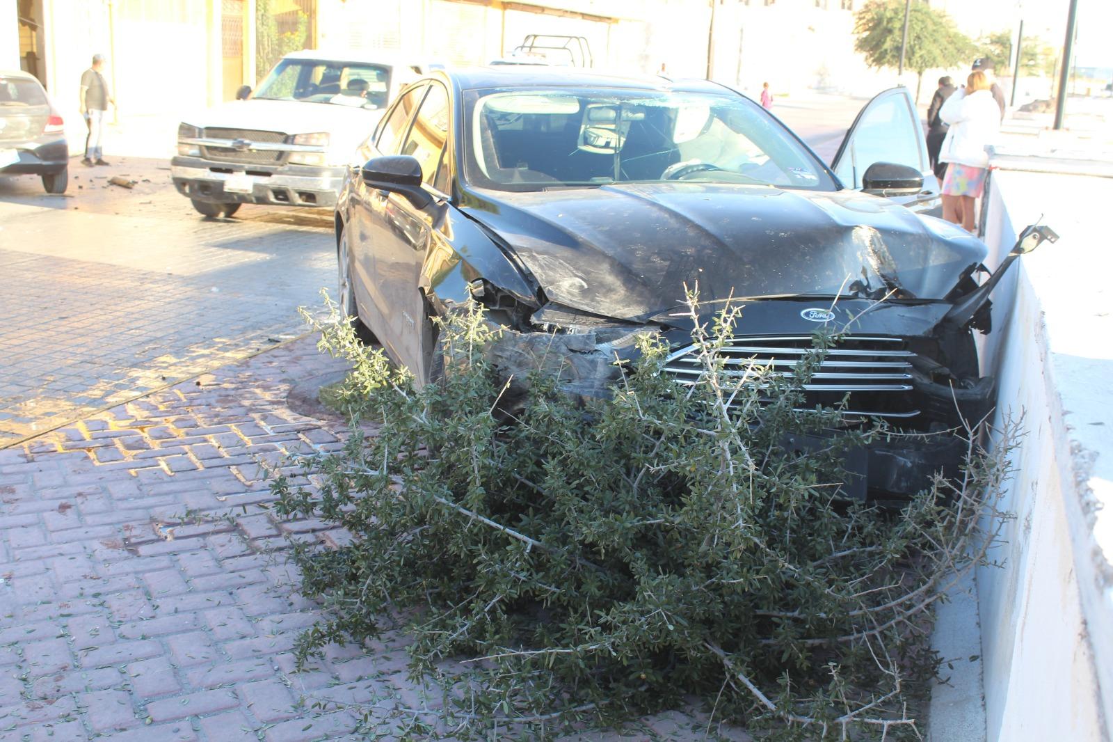 Derriba poste e impacta auto