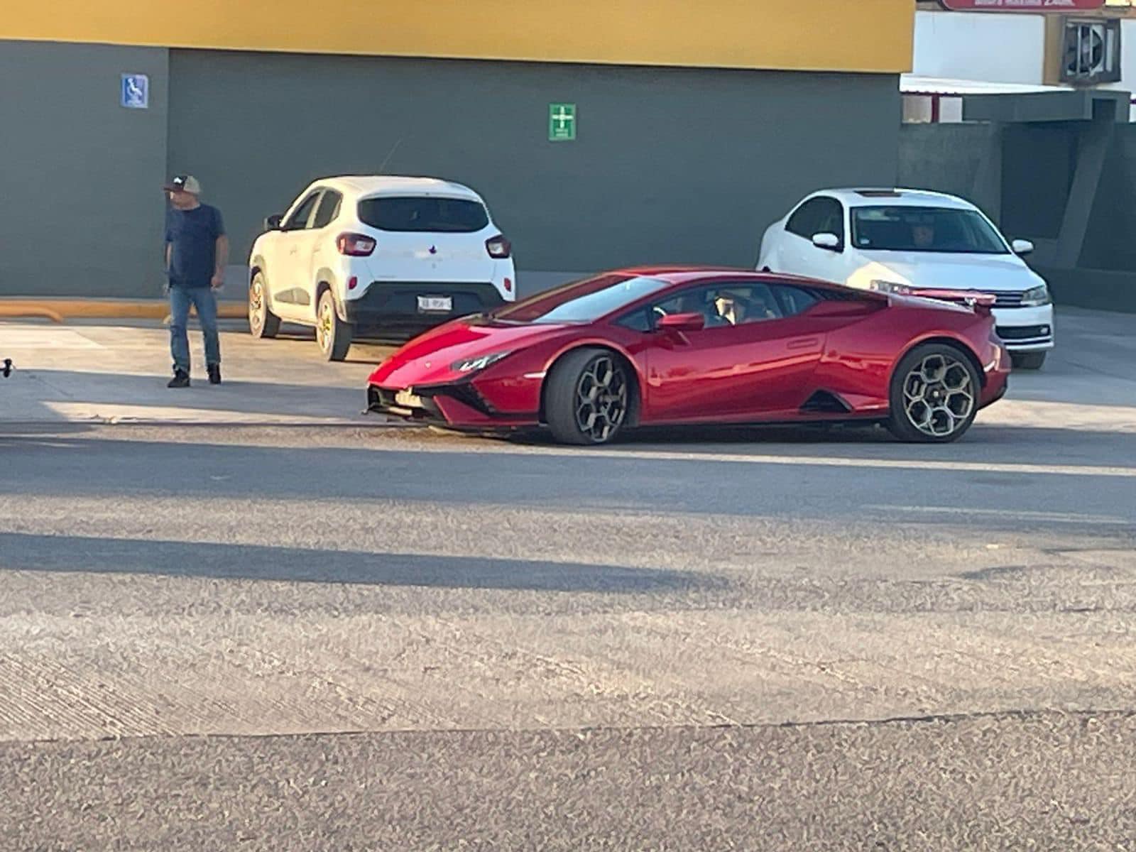 Presume Tony Flores su Lamborghini en la región