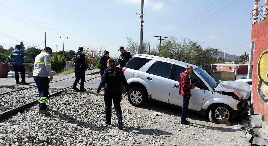 Por distraído, se lo llevó ferrocarril
