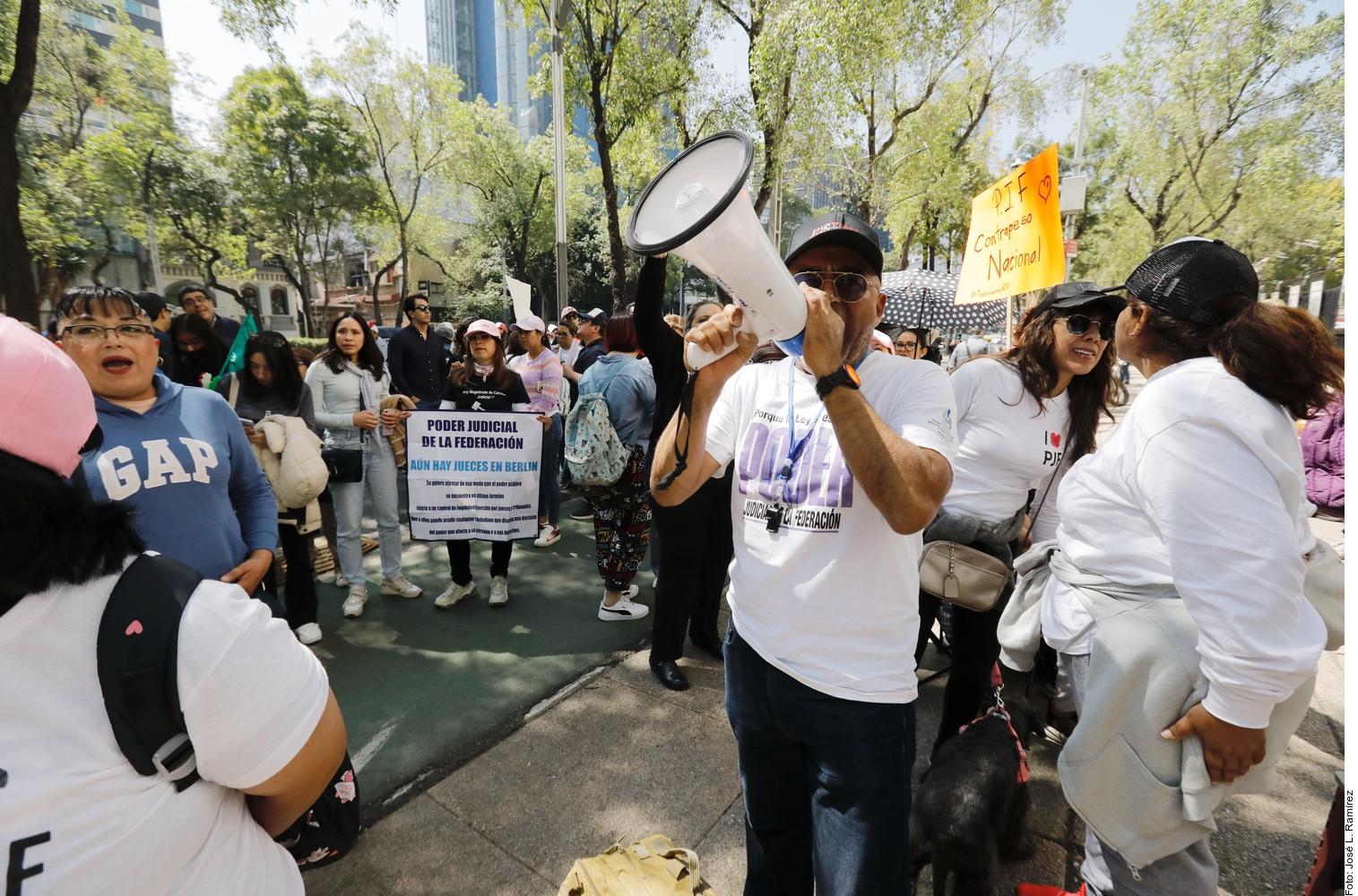 ‘¡Exámenes sí, tómbola no!’, protestan afuera de Senado