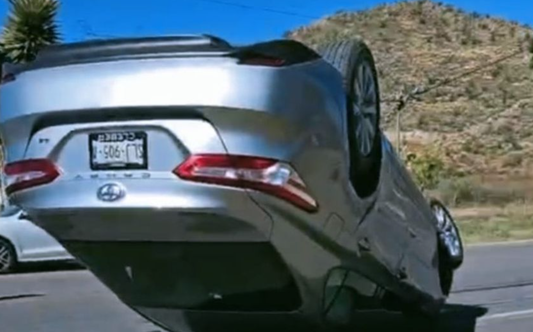 Sufre mujer aparatosa volcadura en carretera