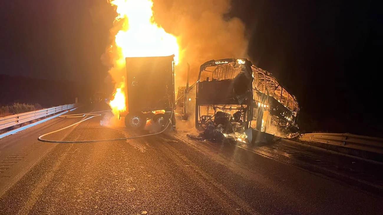 Chocan tráiler y autobús: ambos choferes murieron