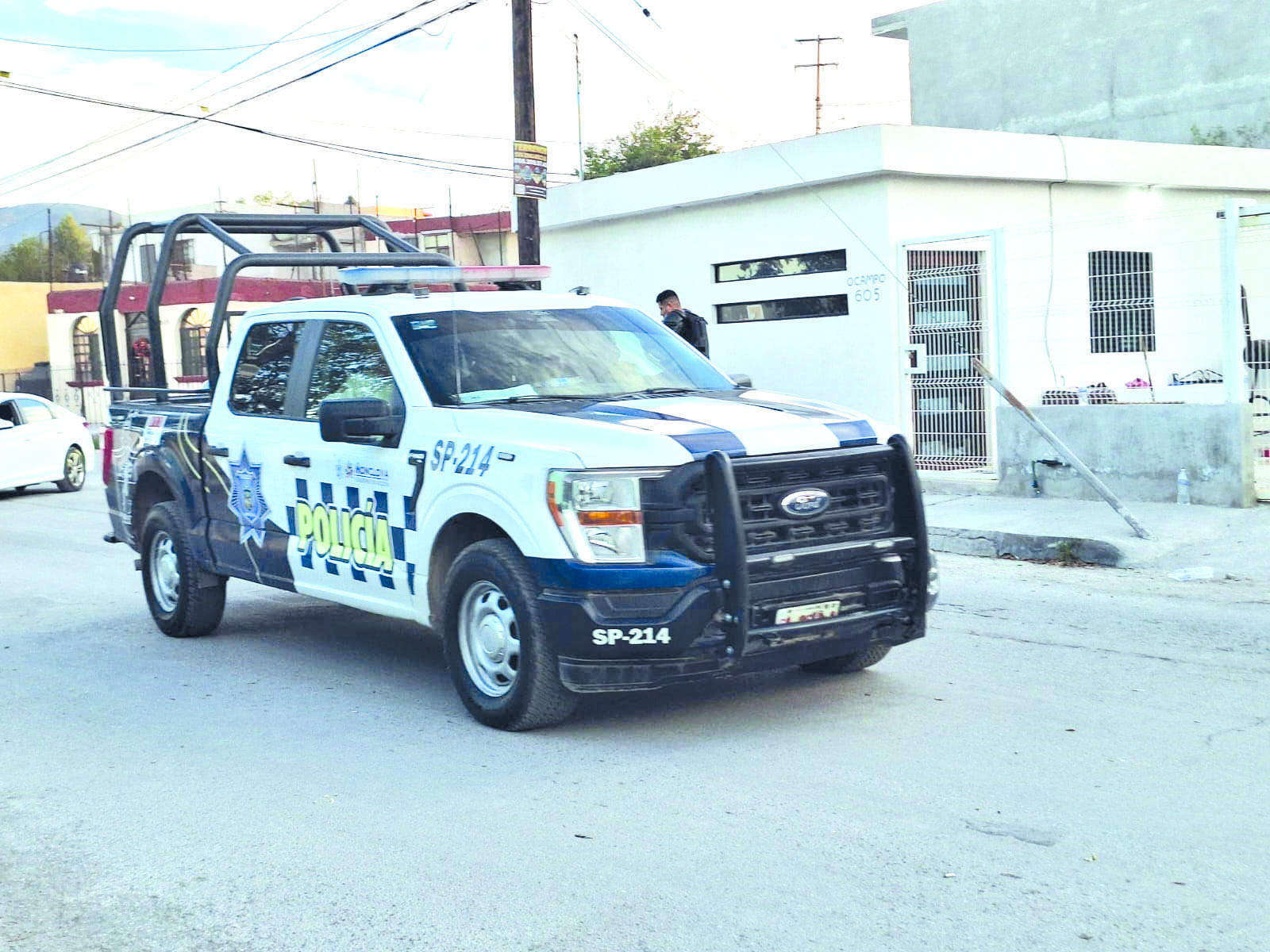 Arrolló y prensó a su vecino contra la pared