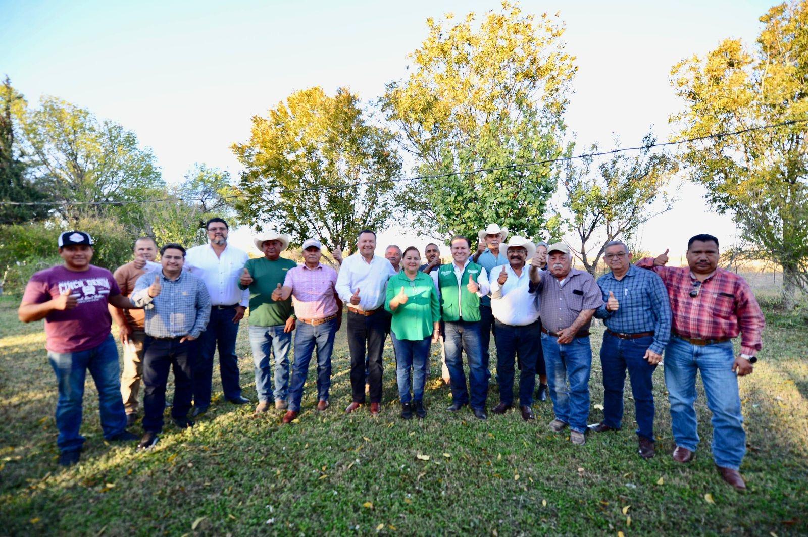 Entrega Manolo Jiménez apoyos a caprinocultores