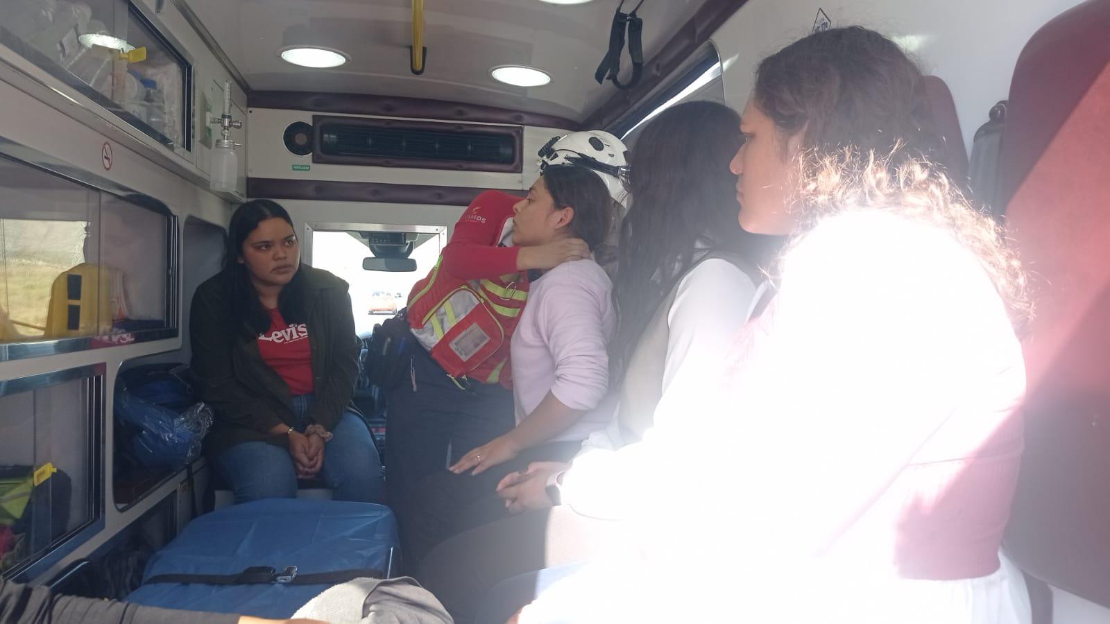 Se salvan de milagro 5 maestras en accidente