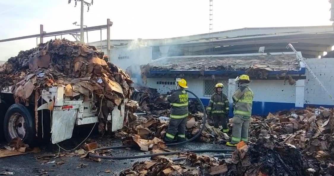 Se incendia plataforma con cartón en Saltillo