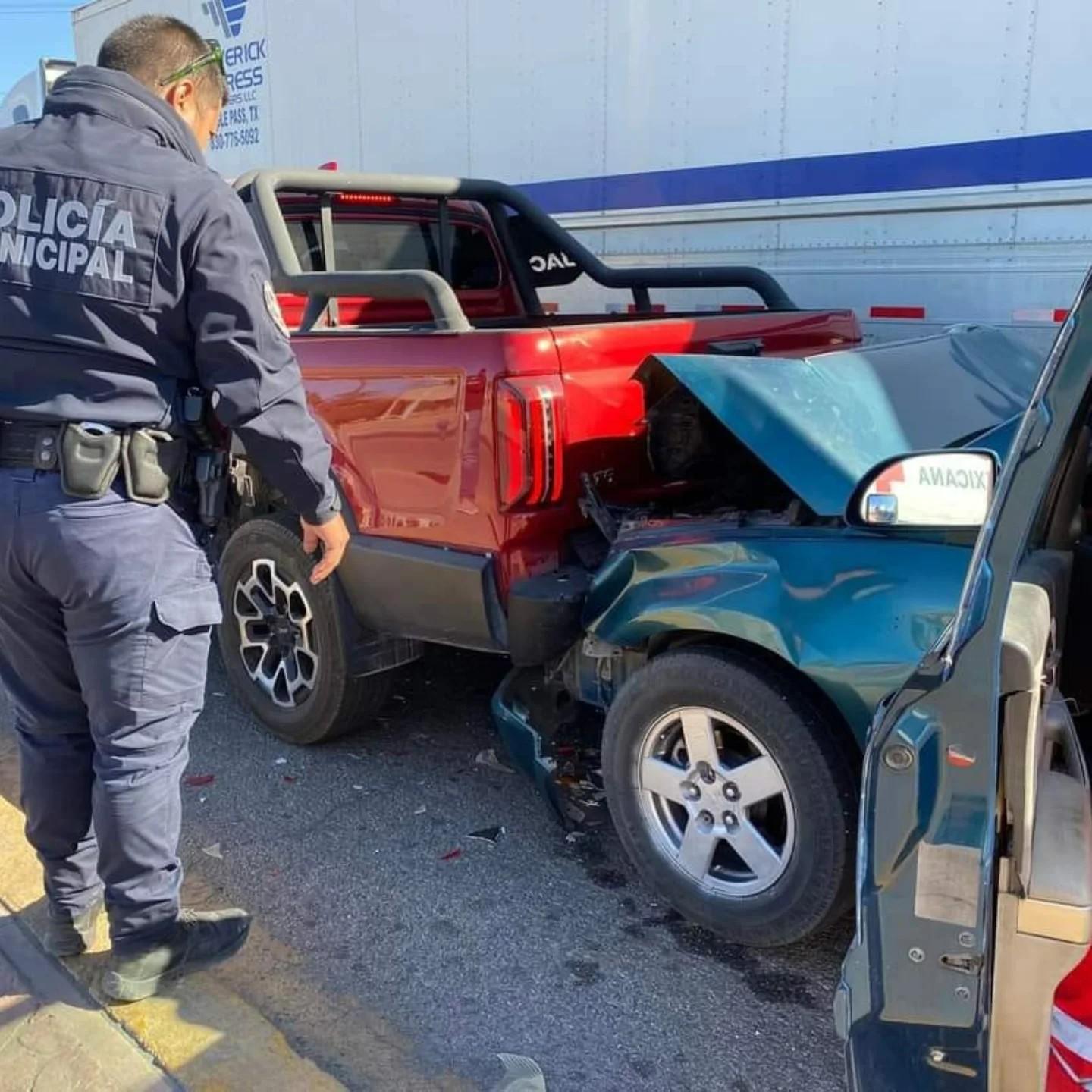 Aparatoso accidente deja mujer lesionada