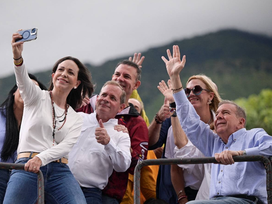 Ecuador se suma a EU y reconoce al opositor venezolano como presidente