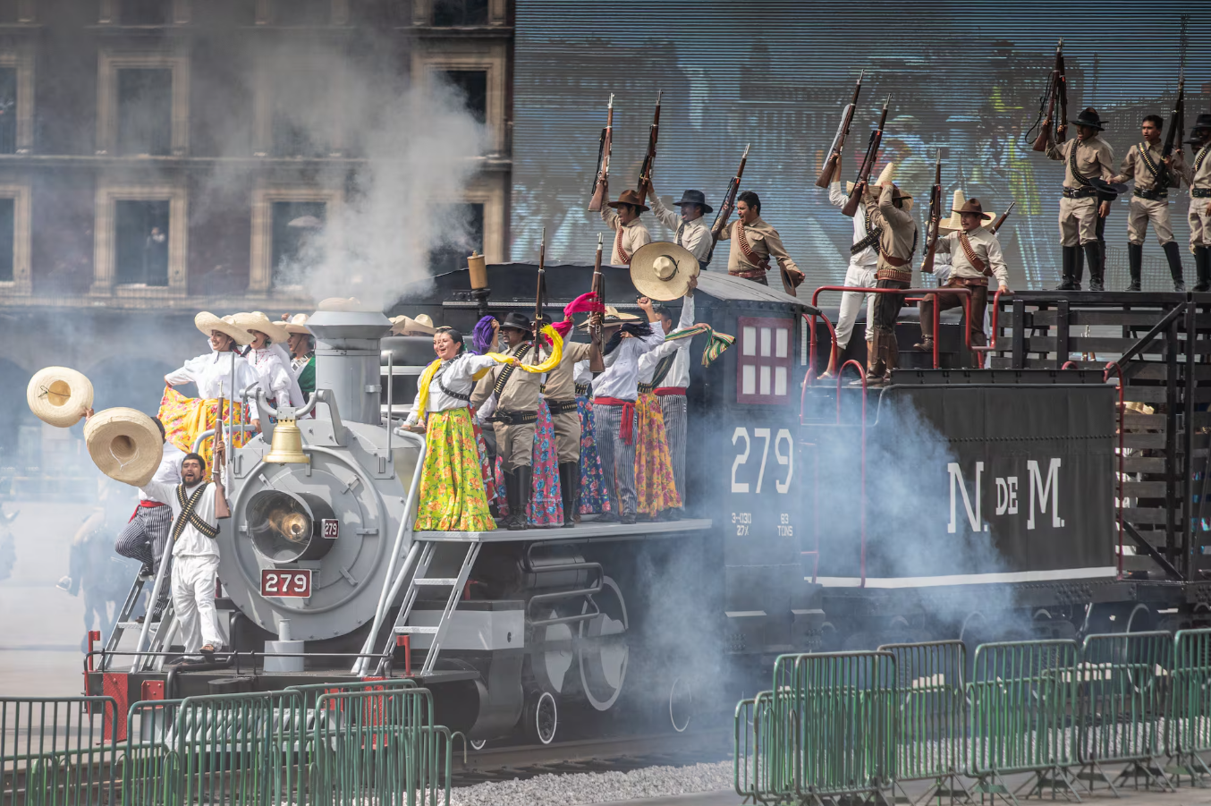 Sheinbaum, primera Comandanta Suprema de la historia, encabeza desfile militar por el 114 aniversario de la Revolución