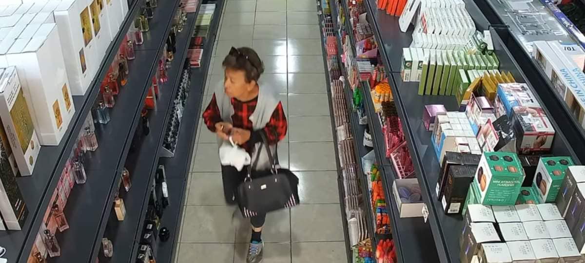 Evidencian a fardera; la captan con perfumes