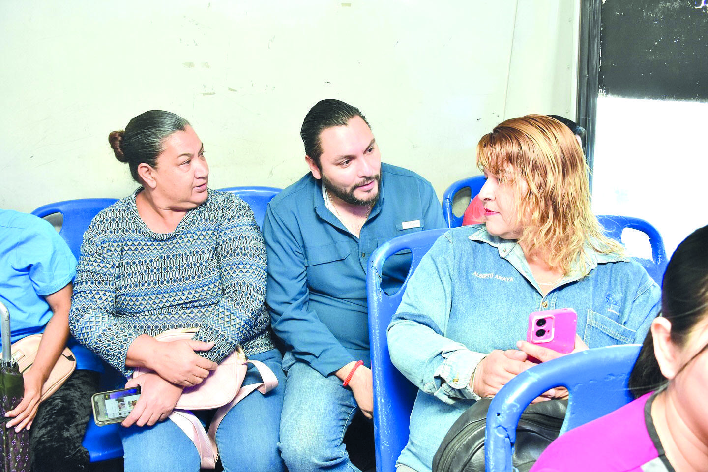Inspecciona Carlos transporte urbano