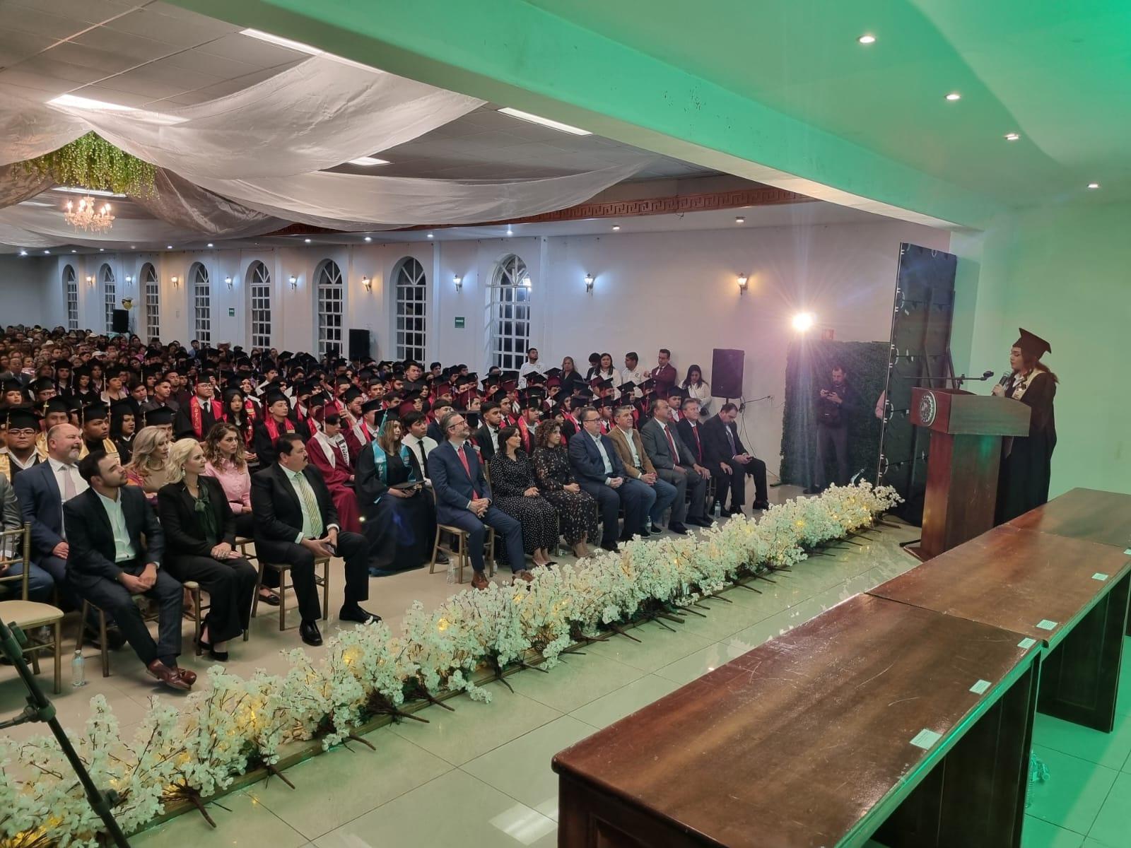 Culminan 250 estudiantes estudios universitarios