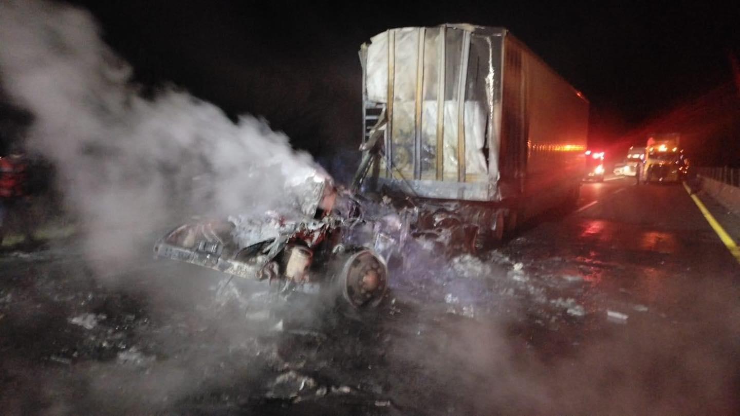 Incendio de tráiler cierra vialidad en Carretera 57