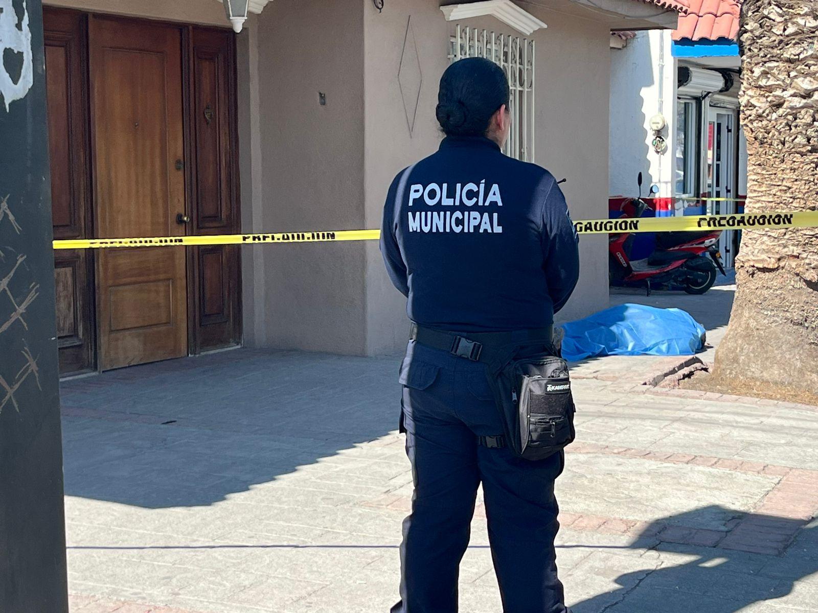 Infarto fulminante lo alcanza al ir a consulta