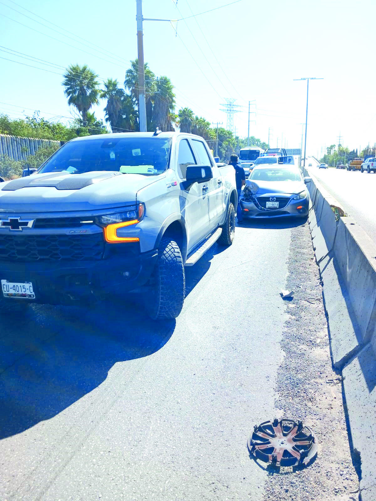 Impacta su Mazda contra camioneta
