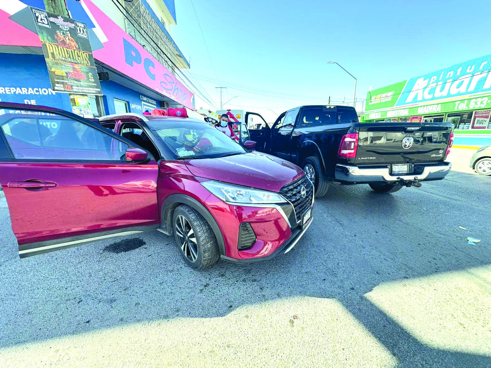 Choca en su vehículo flamante camioneta