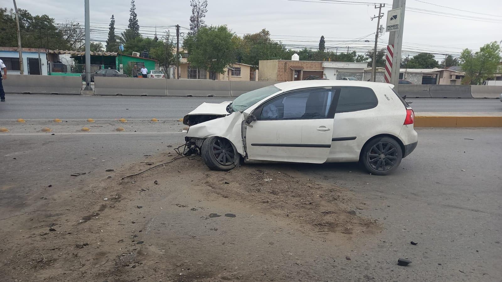 Arranca poste al impactar en auto