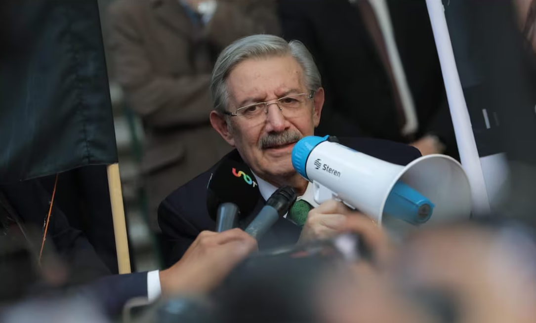 Luis María Aguilar: tratamos de hacer lo posible, no siempre se puede; ministro saluda a manifestantes