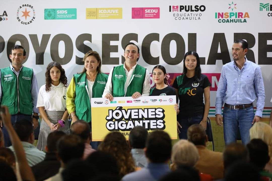 Entrega Manolo estímulos económicos a estudiantes