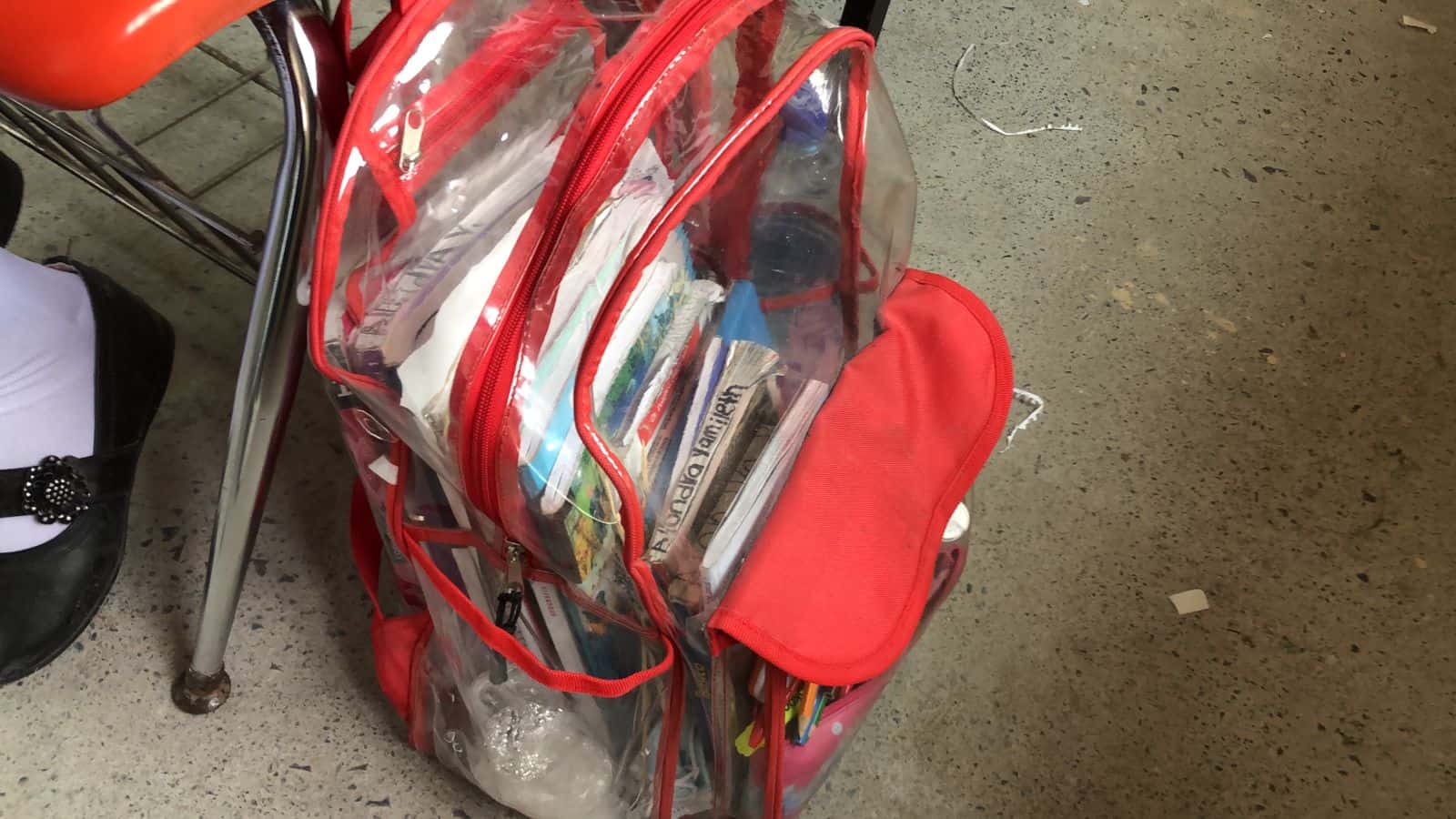 Obligarán al uso de mochila transparente