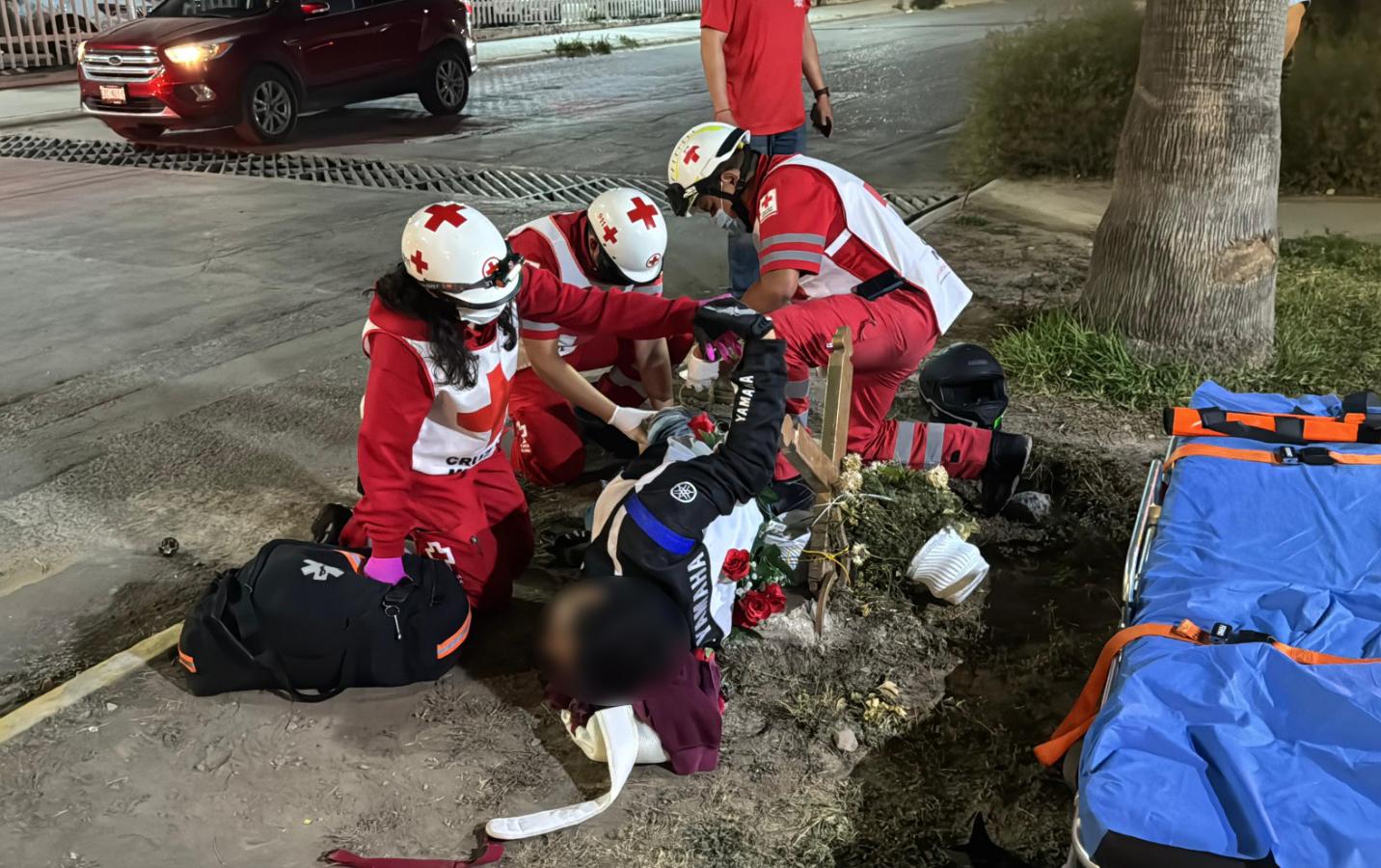 Hospitalizan a motociclista: una camioneta lo embistió