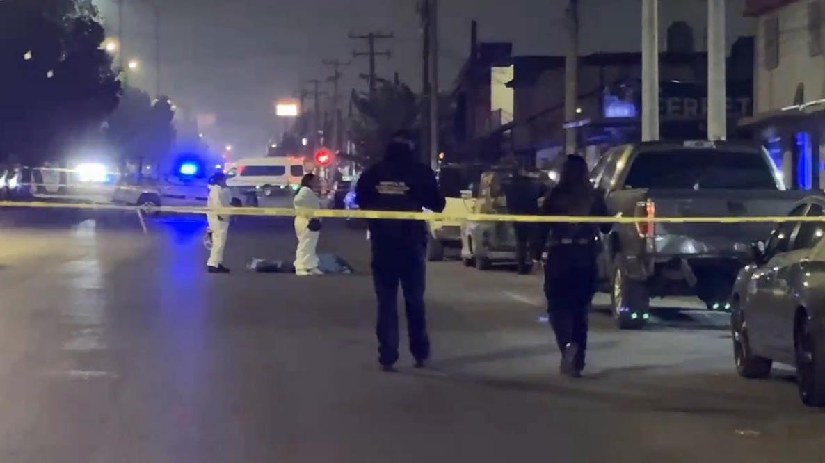 Mujer muere al lanzarse de camioneta en movimiento