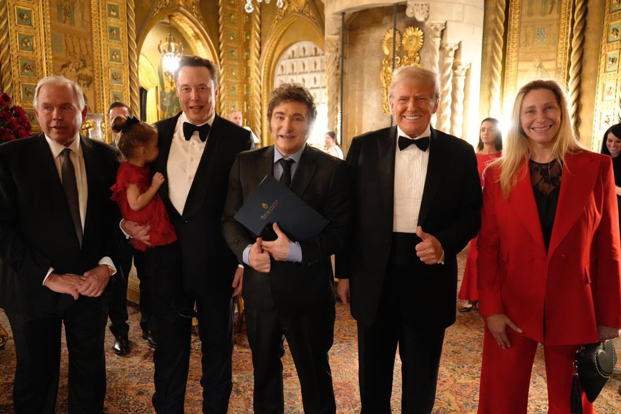 Milei se reúne con Trump y Musk en Mar-a-Lago durante cena de gala de grupo conservador