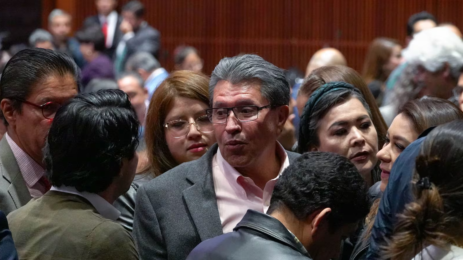 Monreal se disculpa tras la polémica por helicóptero y la postura de Sheinbaum