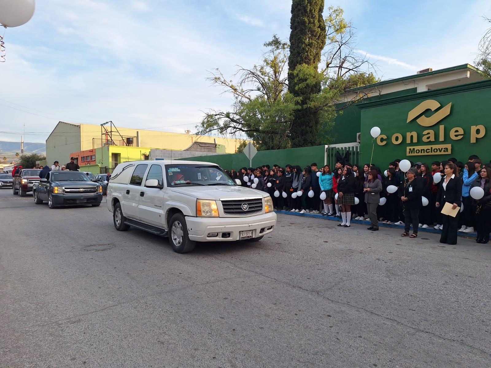 Doloroso adiós a Miaxly dan alumnos de Conalep