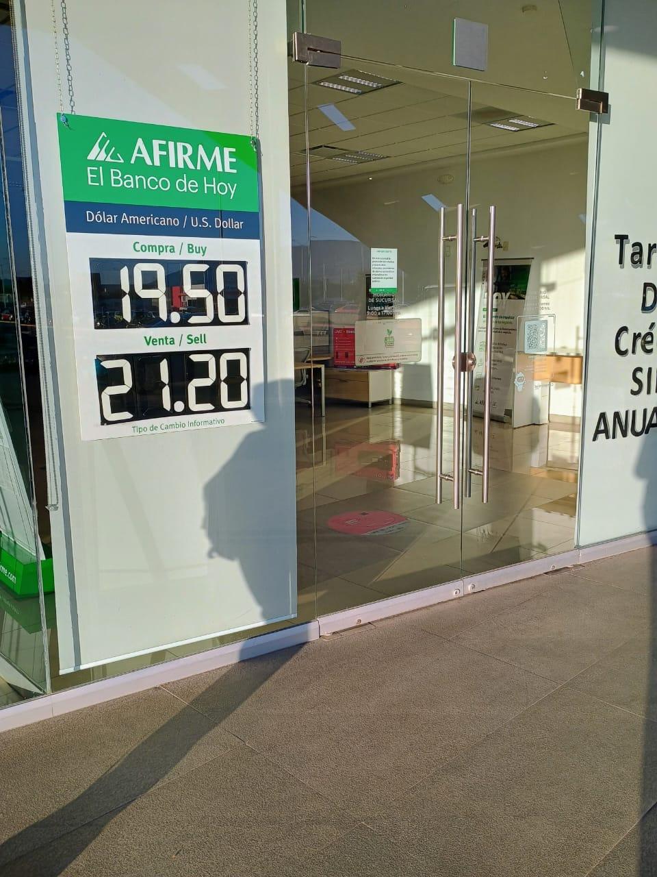 Peso cierra con pérdida de 21 centavos ante el dólar en día de la Revolución