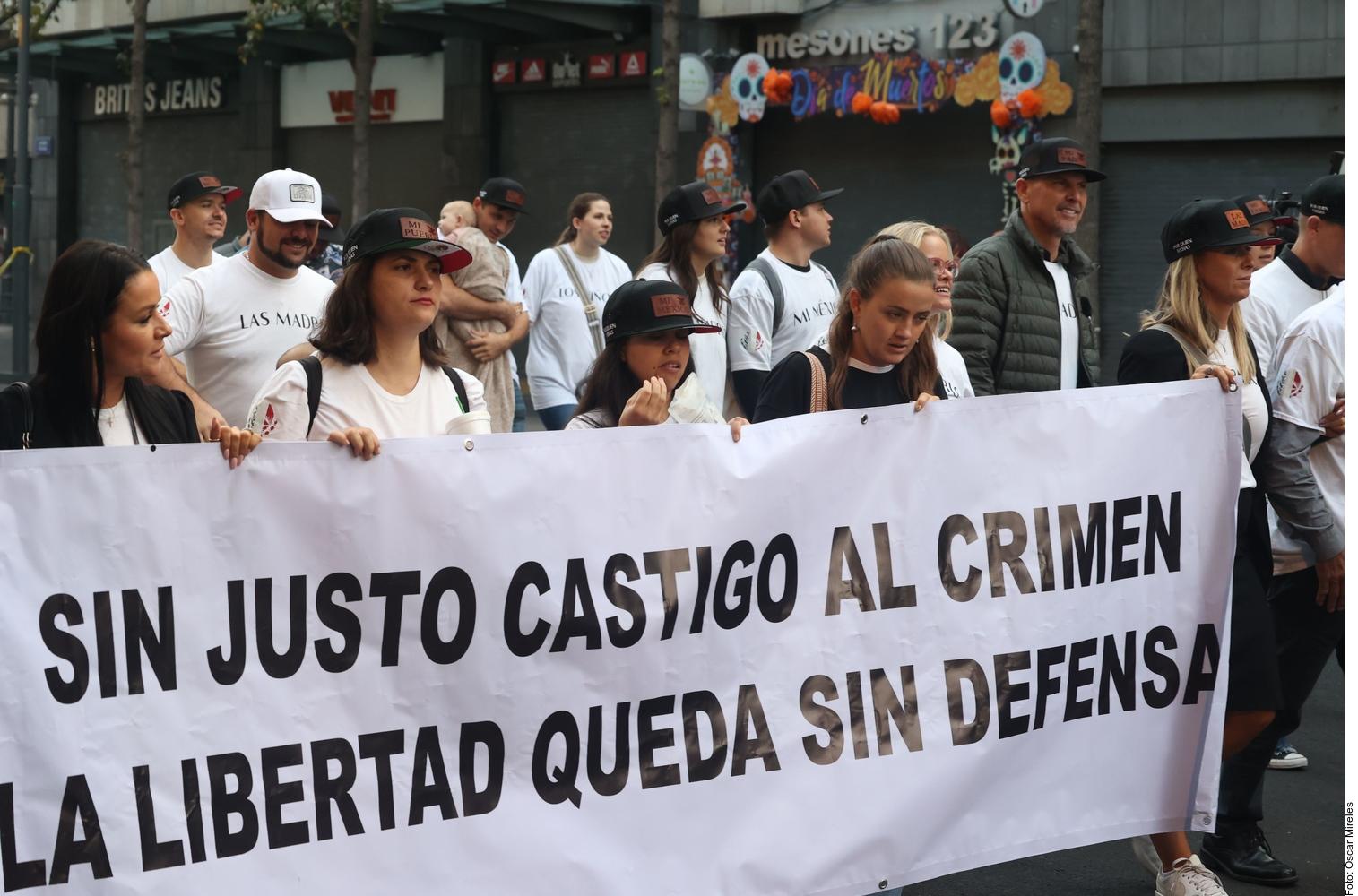 Marchan los LeBarón para exigir justicia