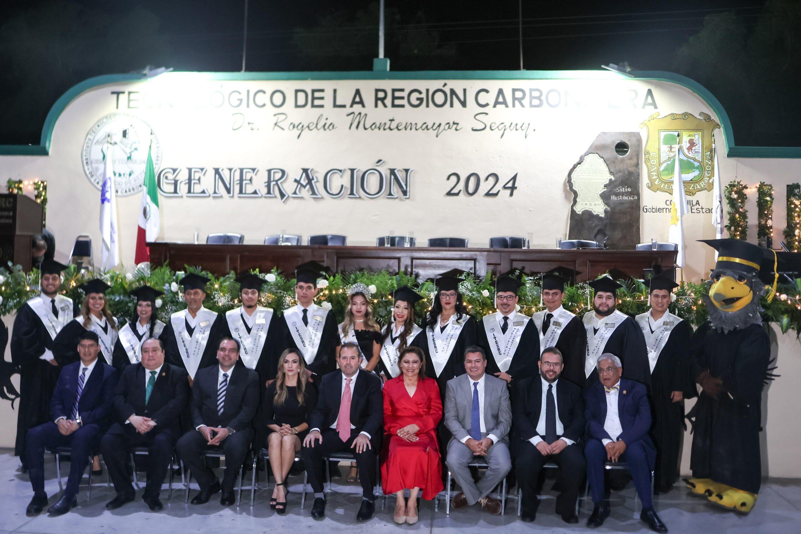 Asiste Diana Haro a la graduación de TecNM