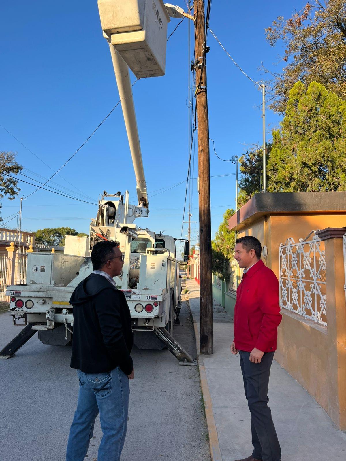 Supervisan en San Buena labor de alumbrado público