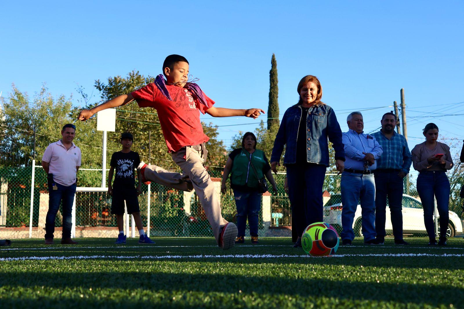 Inaugura Alcaldesa canchas en Cloete