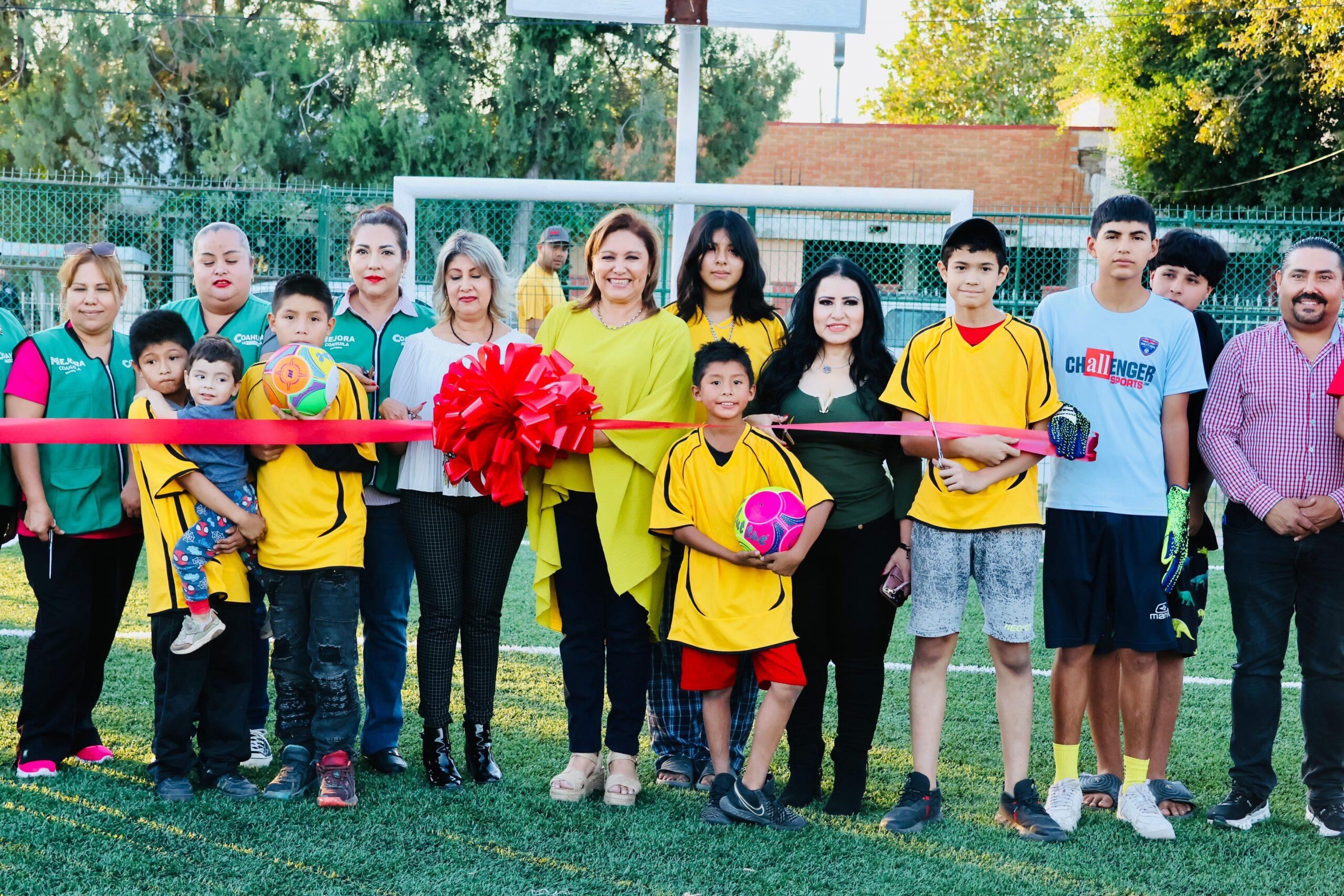 Inauguran cancha en plaza de Agujita