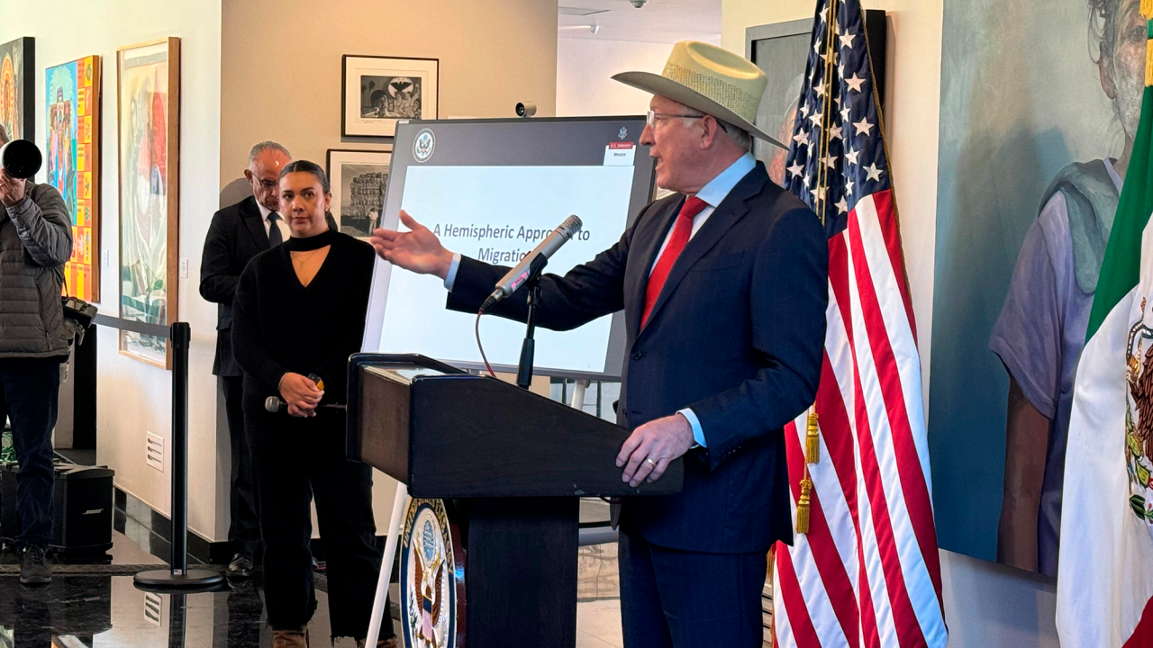 Solución de la migración está en el sur de México: Ken Salazar