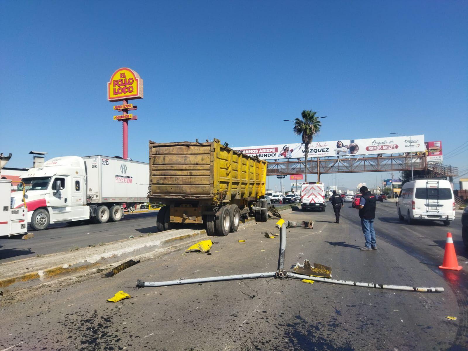 Tráiler termina en el camellón